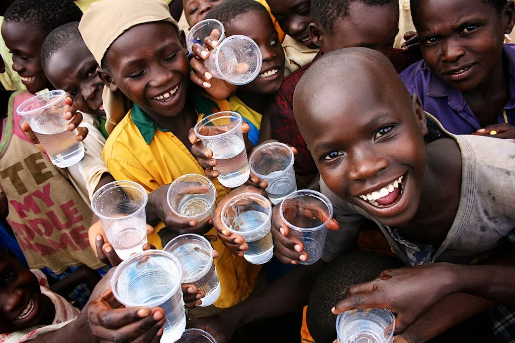 Criança africana com acesso à água potável